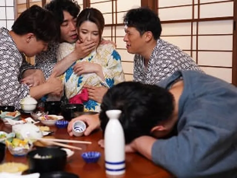 đưa bà xã đi suối nước nóng, anh xã không biết vợ yêu bị người khác nện sấp mặt